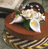 очень популярны украшения для торта в виде цветов
