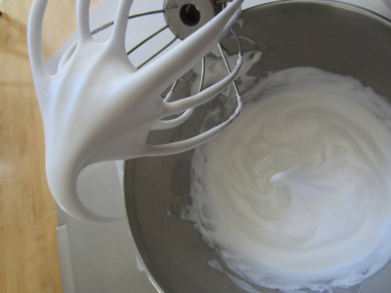 Яичные белки для крема нужно взбить до мягких пиков