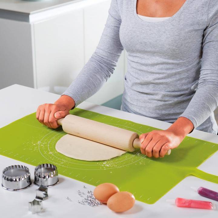 На коврике из силикона очень удобно раскатывать тесто