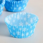 Капсула для конфет КРУГЛАЯ голубые снежинки диаметр 50 мм высота 30 мм 75 шт
